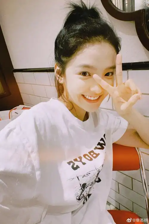 告别镜头尴尬症送你一份自拍手势大全