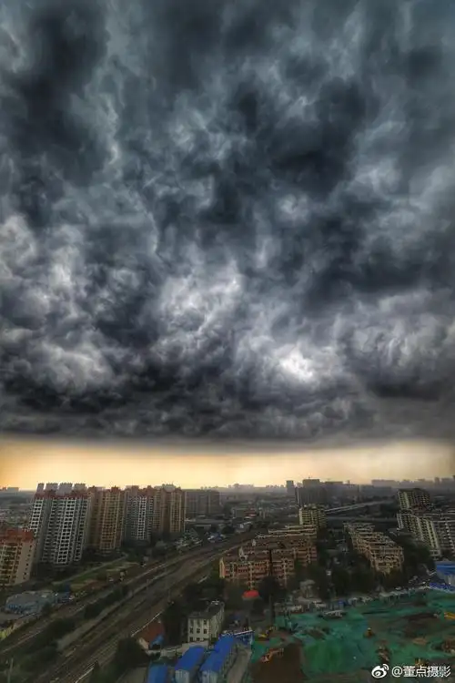 暴风雨来临前的济南,感觉云中有很多精灵!