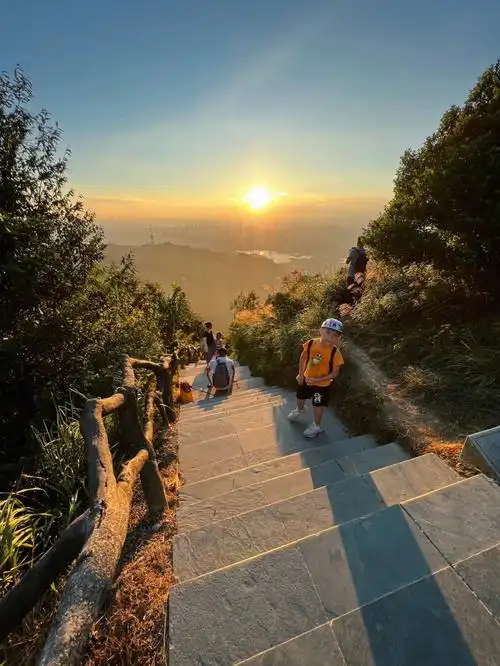 深圳爬山国庆假期梧桐山登顶72