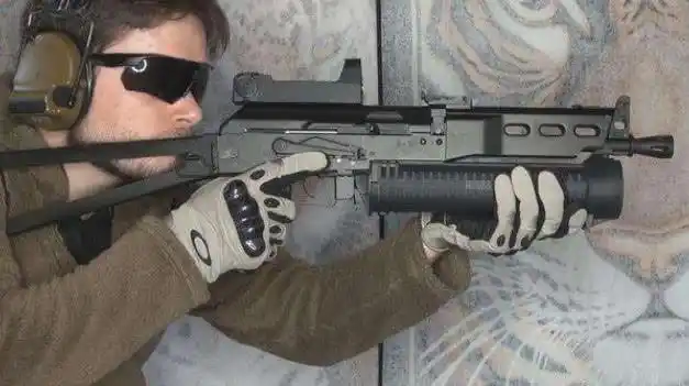 野牛冲锋枪的弹夹在哪里?我赌1箱辣条,有99%的人不知道!