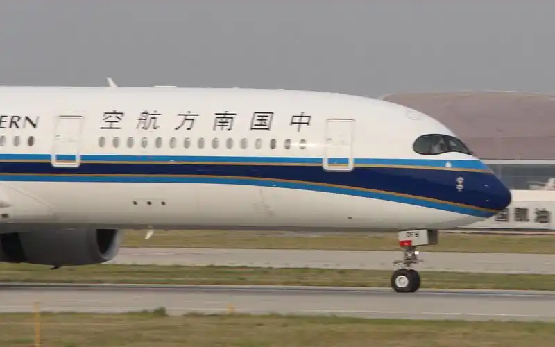 南航a350在5月1日降落在大兴机场