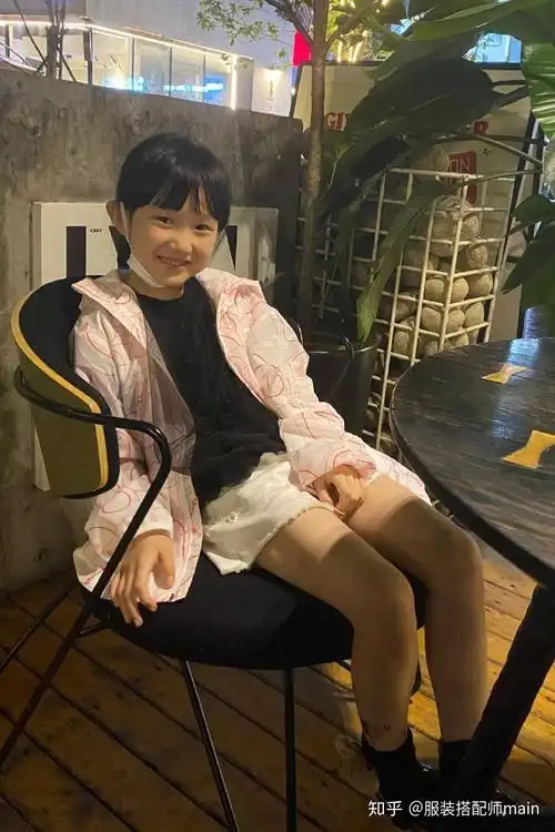 白冰女儿才6岁就这么美皮肤跟妈妈一样白嫩模特腿遗传了爸爸