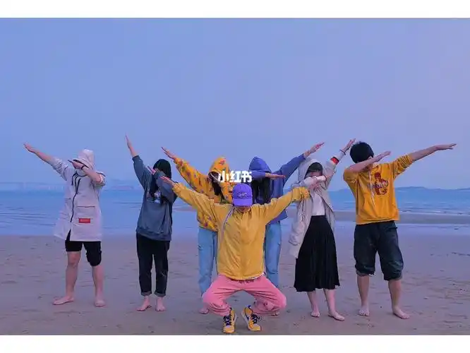 集体照片摆pose图片 10人集体照片摆pose图片-图片大观-奇异网