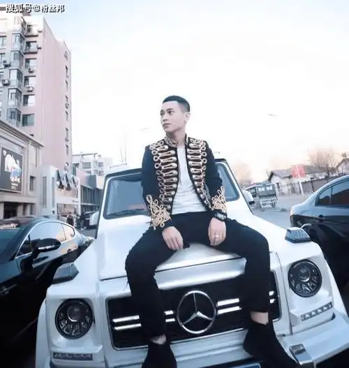 吴迪有颜值有才华,早期也是yy直播的主播,并且他的火爆也有天佑照顾的