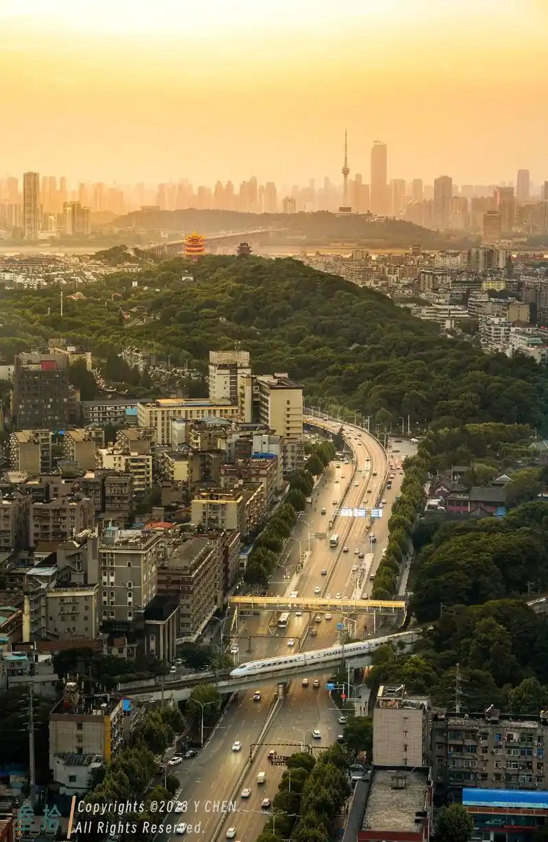 武珞路城市风光|黄昏夜景.武汉武珞路,远眺黄鹤楼,龟山电视塔 - 抖音