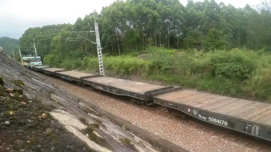 中国铁路韶山36022牵引平板车敞车快速通过去南宁南方向
