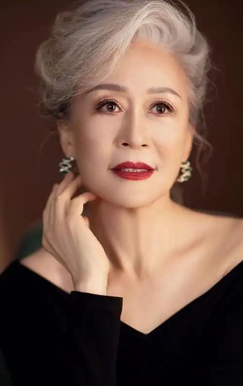 70岁总裁奶奶告诉你:白发老人的精致生活,并不是靠钱堆出来