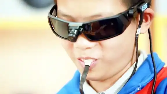 黑科技墨镜让盲人真正看到世界自信出行正常生活