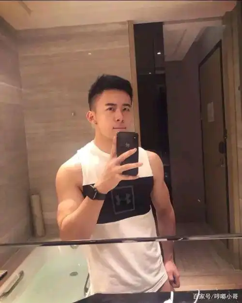 组图:爱自拍的小奶狗,"穿衣显瘦,脱衣有肉"来形容,太合适了