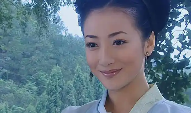 俏皮灵动,美艳万分,这不是她第一个惊艳的配角,除小青外,《活佛济公》