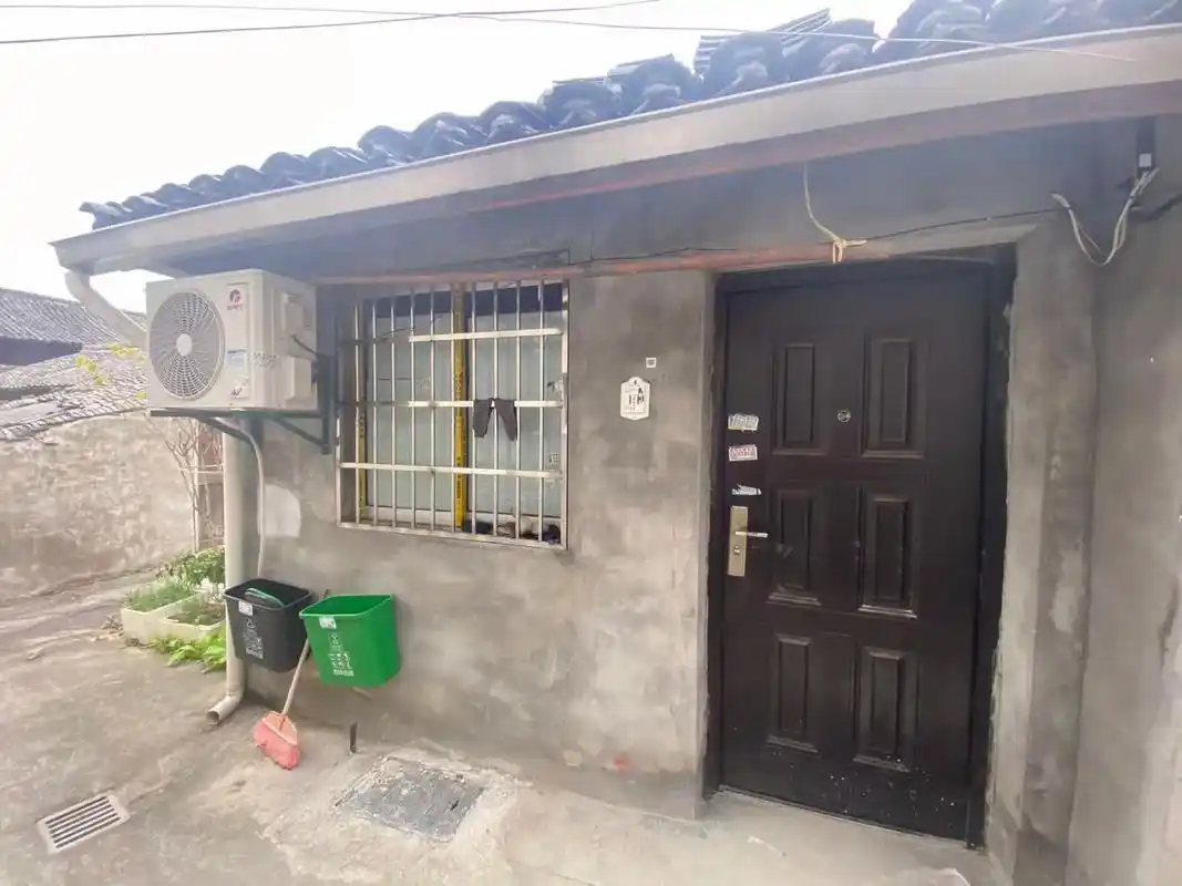 奉化西坞房间30平,里面隔两间,有空调简单装修,厨房 - 抖音