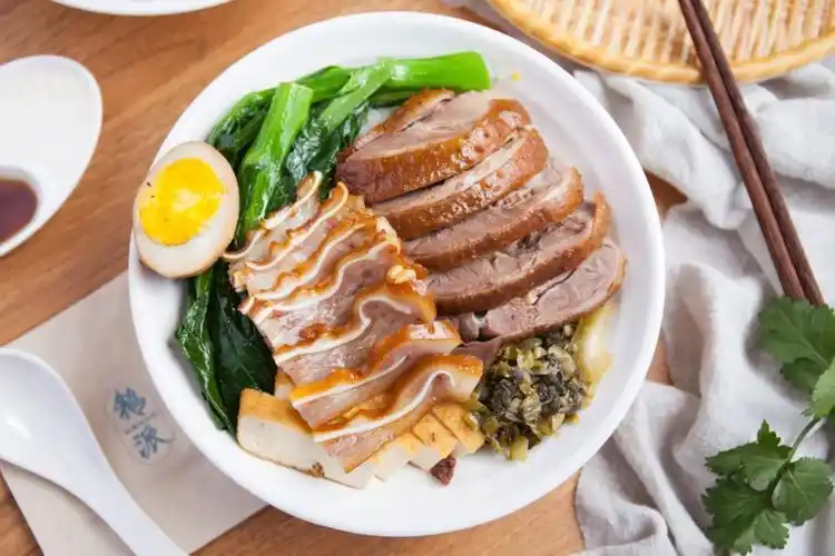 每碗拼饭还包含青菜,卤豆腐,鸡蛋跟酸菜,份量十足.