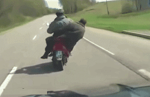 骑车老司机翻车gif动图_动态图_表情包下载_soogif