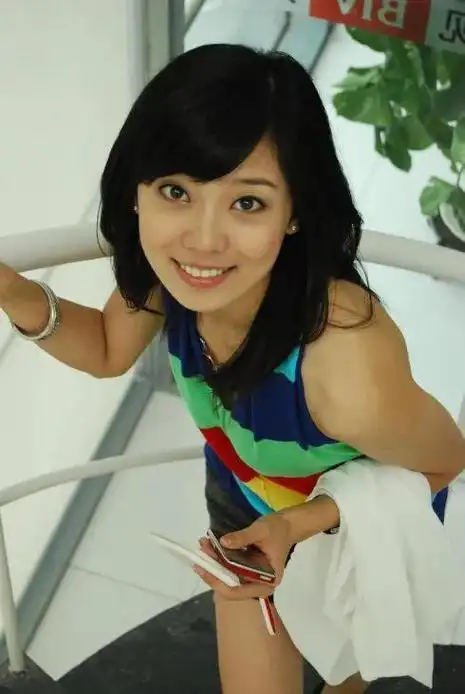 央视美女李七月主持以外的生活照