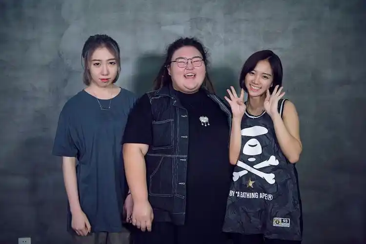 三个大二女生组建的1022女声,不仅翻唱了列侬,朴树,更用阳光般的歌声