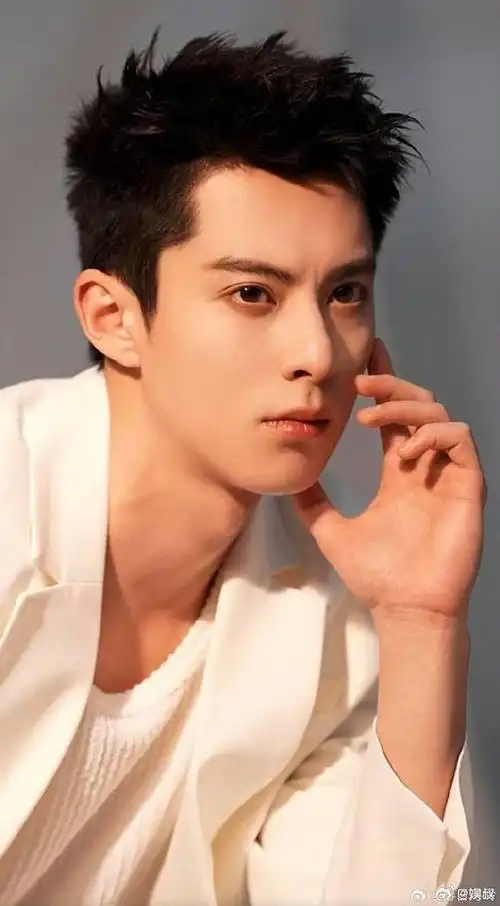 王鹤棣西装短发