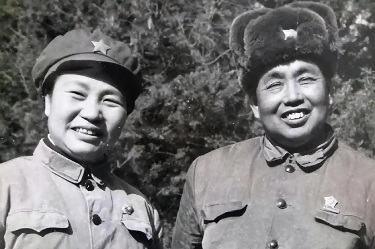 1952年,华东军区副司令员粟裕,参谋长张震先后调离,到总参任职.