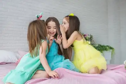 小女孩,可爱的孩子玩玩具电脑在草丛中的三个小女孩三个小女孩伸出手