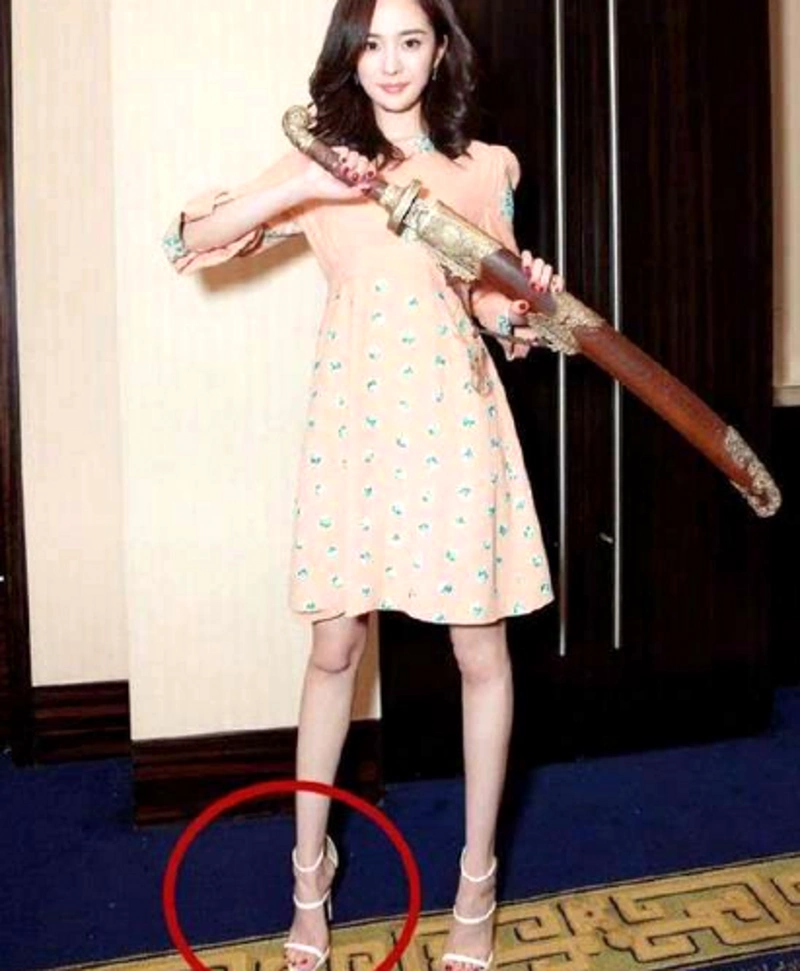 小花旦徐璐出席某活动,穿着一双银色高跟鞋,这脚都