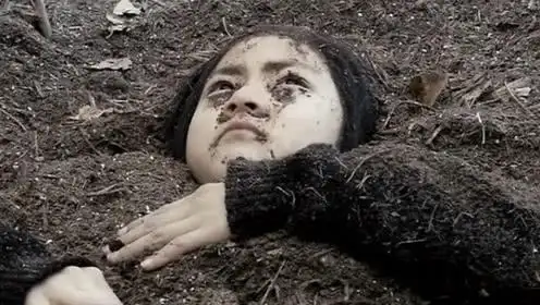 影视:小女孩被父亲抛弃,一气之下将自己活埋,看完让人心情复杂