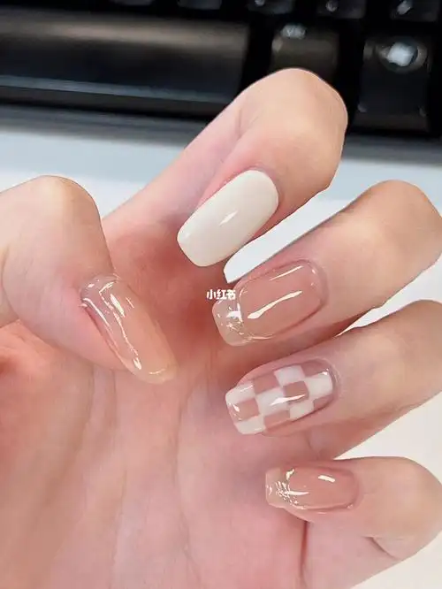 棋盘格74浅色清爽美甲