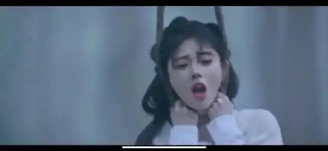 《花间令》鞠婧祎被勒脖子戏份,人被拖行后突然吊起,手会下意识的护住
