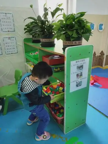 一日生活皆课程——青苹果幼儿园小二班《收拾玩具》