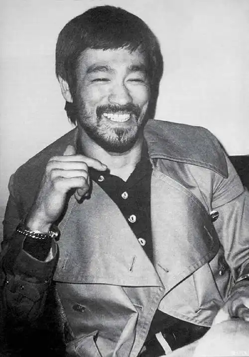蓄着胡子的李小龙李小龙和一只大丹犬蓄着胡子的李小龙 1973年7月20日