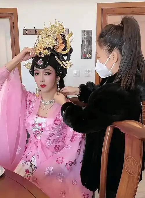 他做反串演员10余年,男扮女装演出惊艳众人,老婆当助理贴身陪伴