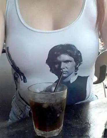 美女给胸中的男神喝可乐