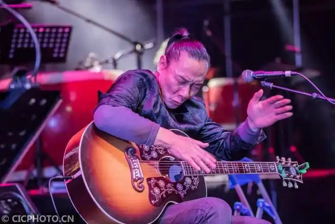 2016年12月31日,唐朝乐队"老五"作为刘索拉与朋友们组合的吉他手在