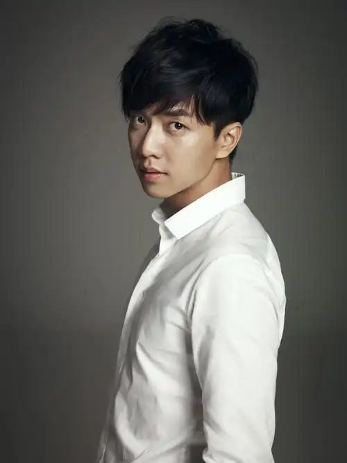 李胜基见面会宣传写真 白衬衫展迷人气质