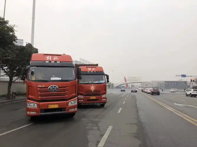 聊城至青岛专线集装箱车队