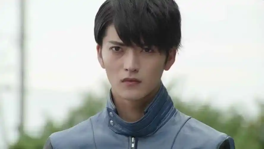 假面骑士ghost难道皮衣男是诚哥皮衣男前来打架