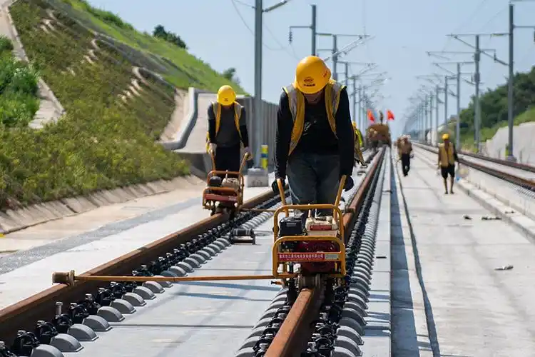 常益长铁路全线轨道贯通