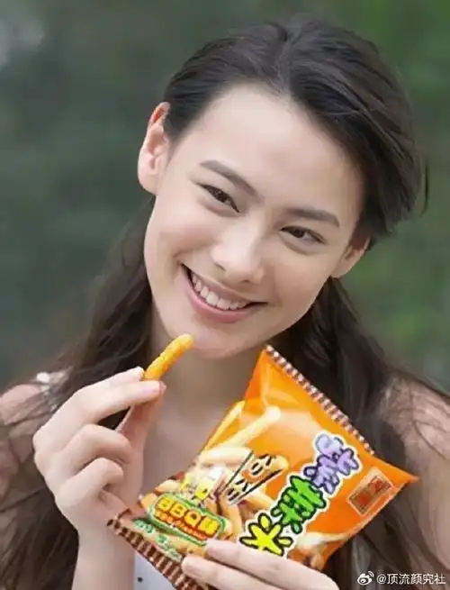 这是梁洛施12岁的时候拍的广告,果然美女是没有少女期的,从小到大都长