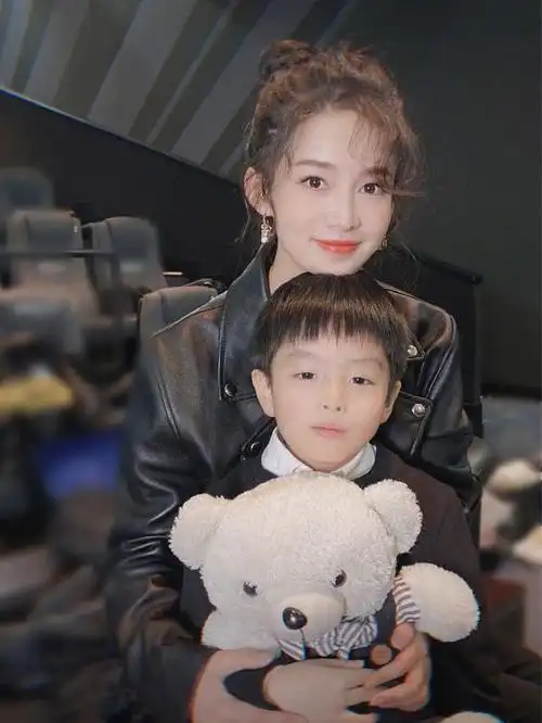 李沁晒美照,身穿低胸装大秀美背,身材凹凸有致像极美人鱼