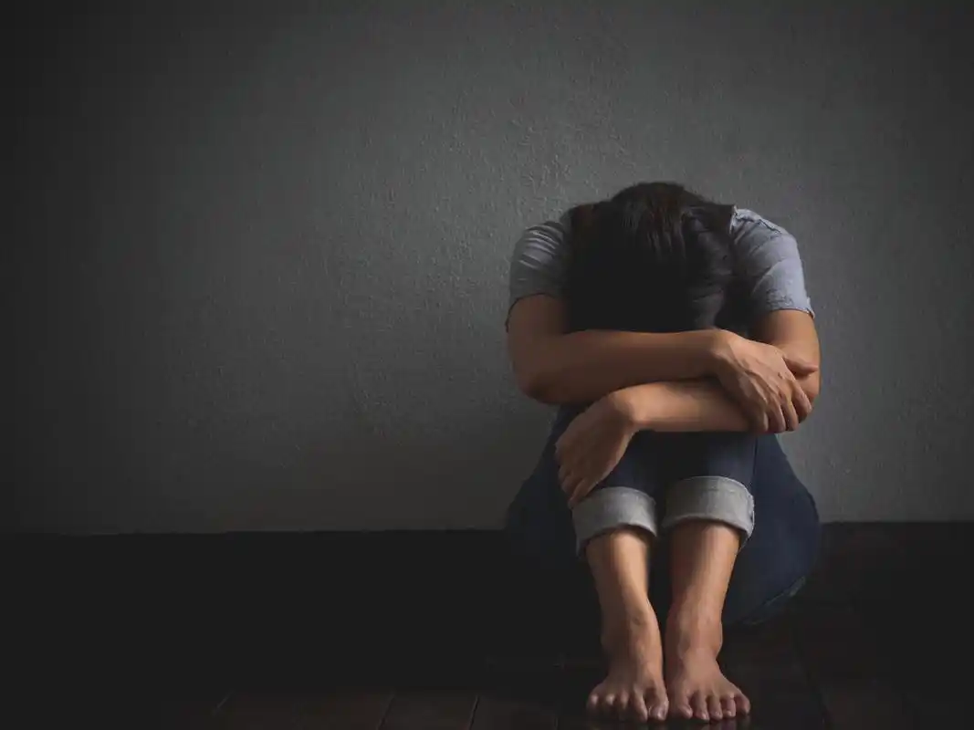 悲伤的女人抱着她的膝盖和哭泣女人孤独女人孤独失败难过烦躁恼火烦躁