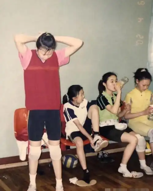 中国女排惠若琪嫁矮55厘米北大博士婚礼现场郎平泪崩祝福