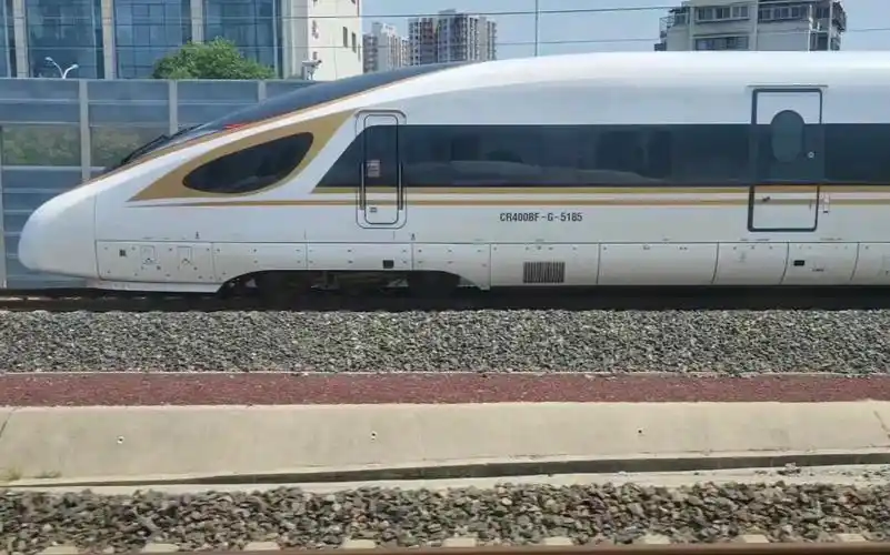 crh380bg担当的g1237与cr400bf-g担当的c2569在天津市竞速