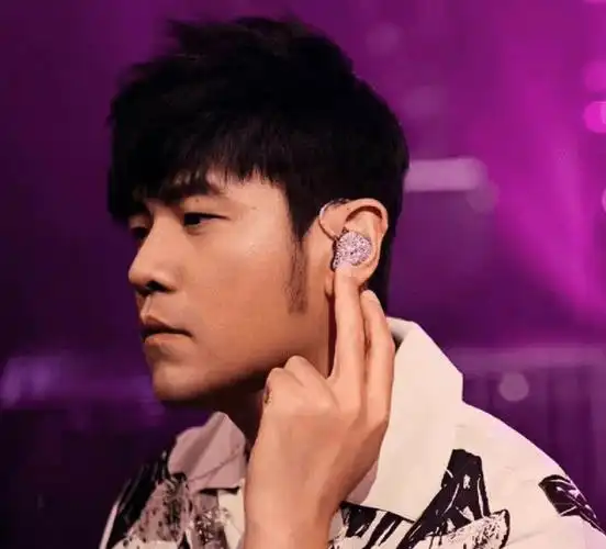 周杰伦罕晒近况,穿黑衬衣满脸络腮胡显落魄,曾被曝举家赴澳躲债_澳洲