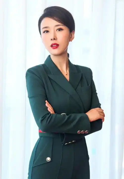 2016年,颜丹晨在拍摄《北方大地》时,结识了男演员孟浩强,两人因戏生