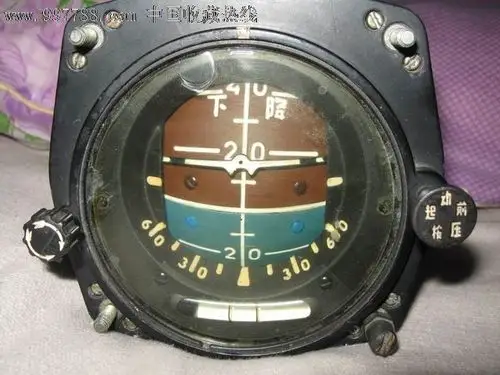 展开全部 "上半部分显示天蓝色,下半部分显示深褐色"——飞机水平仪