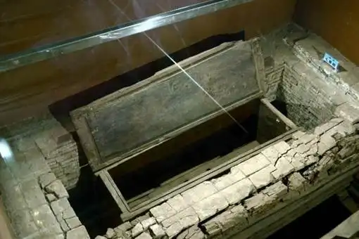 底板上的北斗七星图案,每一个小孔都是直径为2厘米左右,按照北斗七星