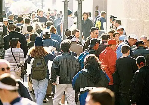 拥挤的人群图片