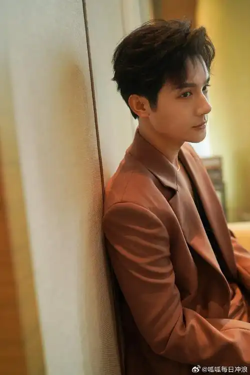 郑业成时装周从头帅到脚##郑业成化了雀斑妆