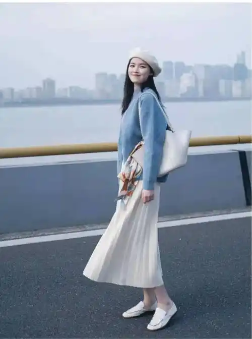 百褶裙搭配什么上衣最好看