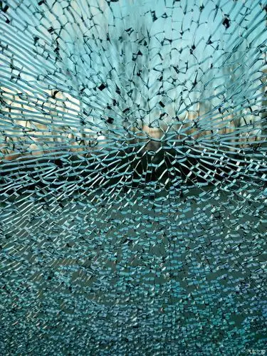 早上发现副驾驶车窗玻璃全裂纹求大神破解