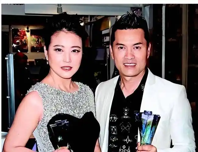 吕良伟希望妻子能够停下自己的事业,专心养育丈夫和孩子,但周海媚却