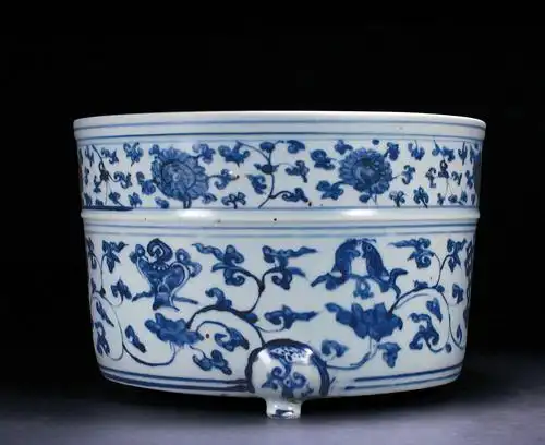 明正德 青花缠枝莲托八宝纹炉